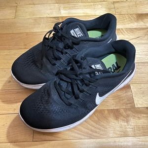 NIKE FREE RN — black & white | size US 8 womens